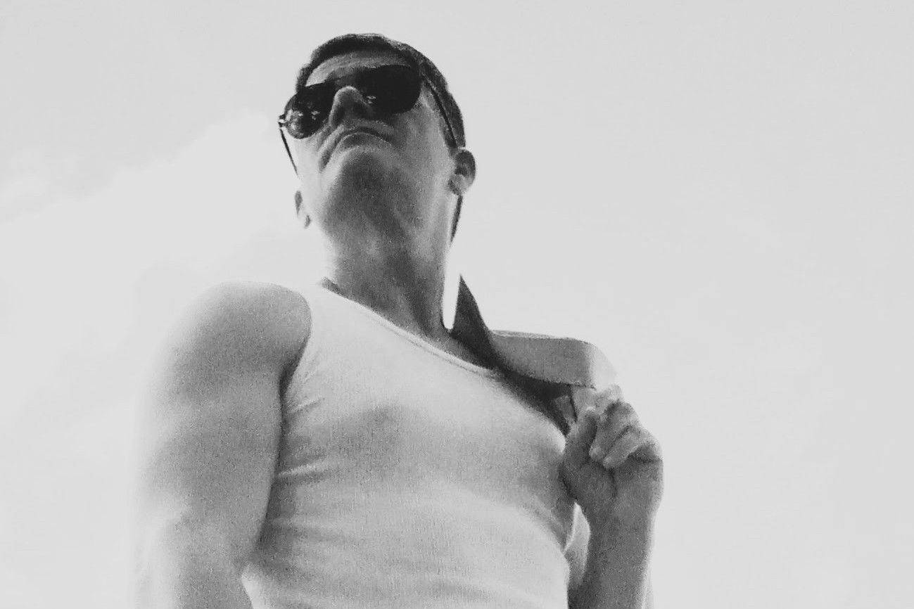 ManuelUnsui The artist looking at he horizon in Jupiter